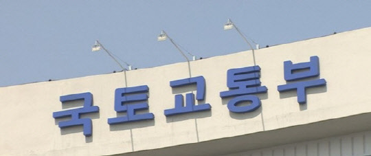 국토교통부의 '정경유착' 의혹이 줄을 잇고 있다. 저비용항공사(LCC)의 외국인 등기 임원 불법 재직을 수 년 전부터 '수수방관'했다는 주장과 함께 불타는 BMW의 '꼬리 자르기' 논란도 불거졌다. 국토부 전경. <연합뉴스>